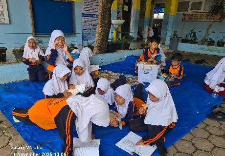 Kegiatan Membaca setiap hari dilapangan sekolah SDN 6 Banda Aceh Untuk meningkatkan minat baca siswa